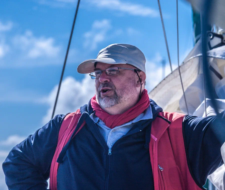 Edgar Thomalla an Bord einer Segelyacht