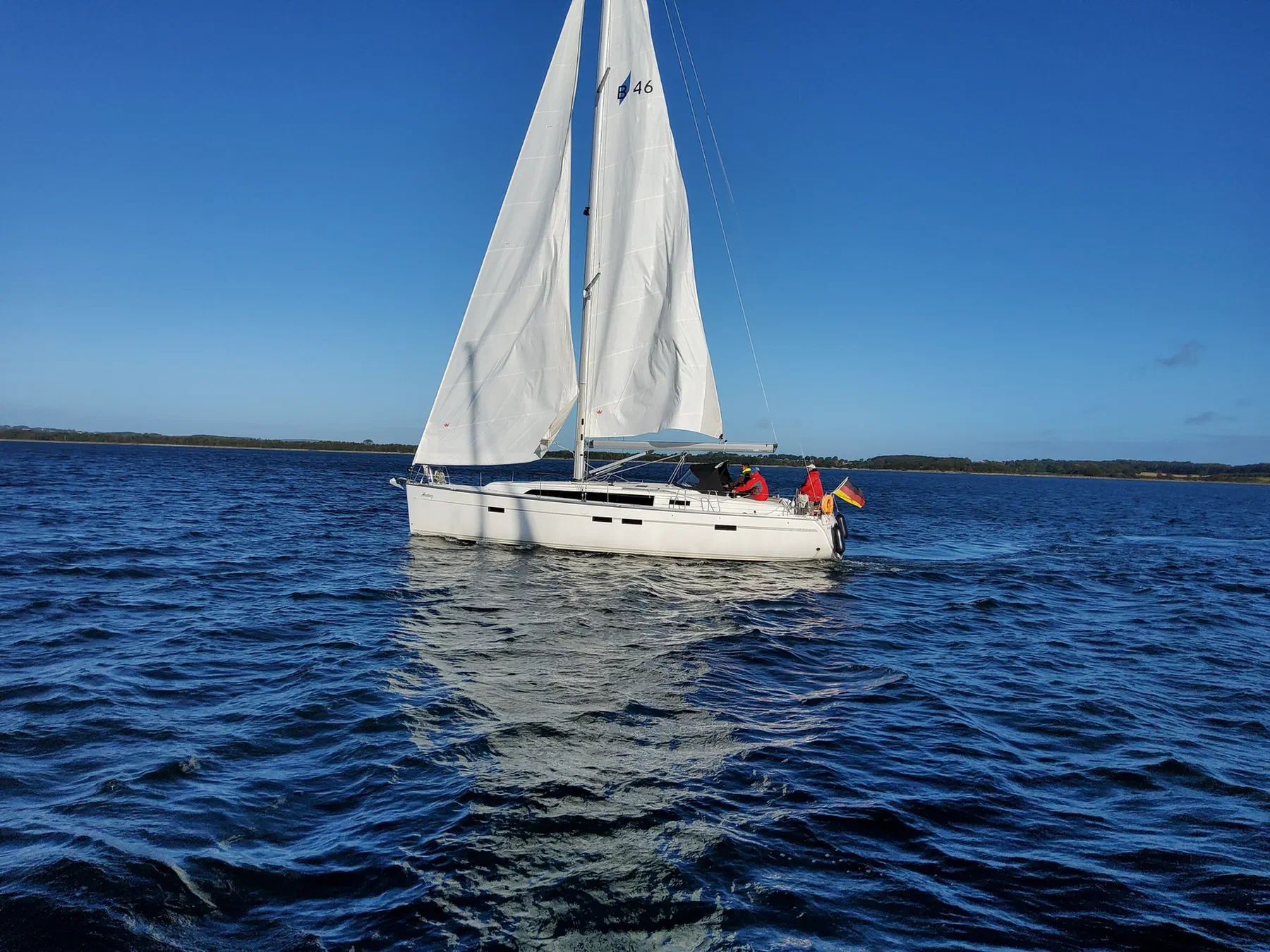 Segelyacht unter vollen Segeln auf der Ostsee