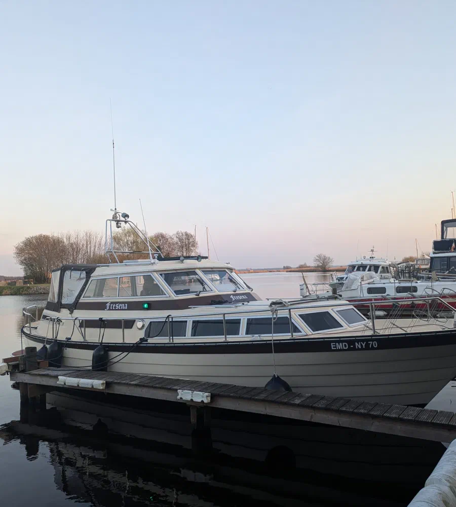 Motorboot Fresena am Steg im Abendlicht, Ostfriesland